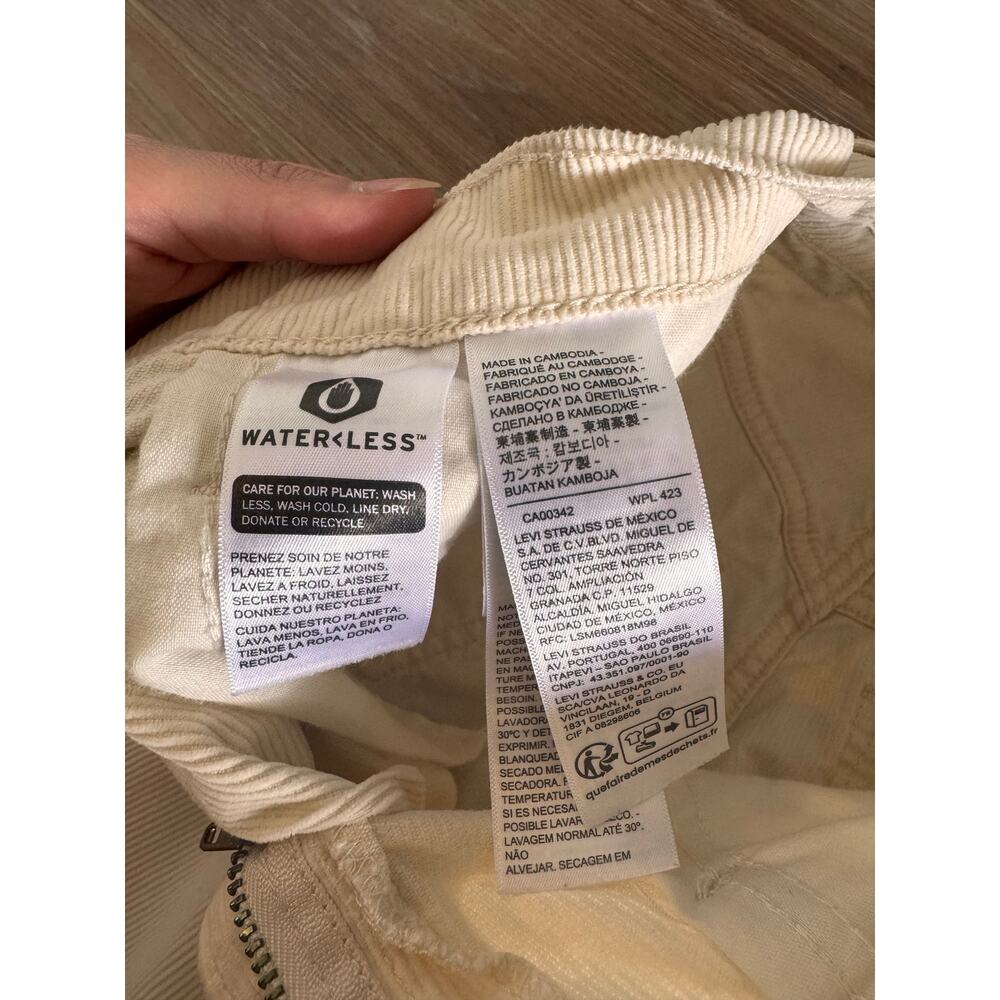 Levi's | Size 26 'Middy Ankle' Corduroy Pants - Picture 12 of 13